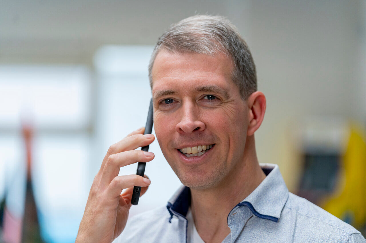 Rowland, één van de medewerkers van Awesems, is aan het bellen. Met een lach op zijn gezicht.