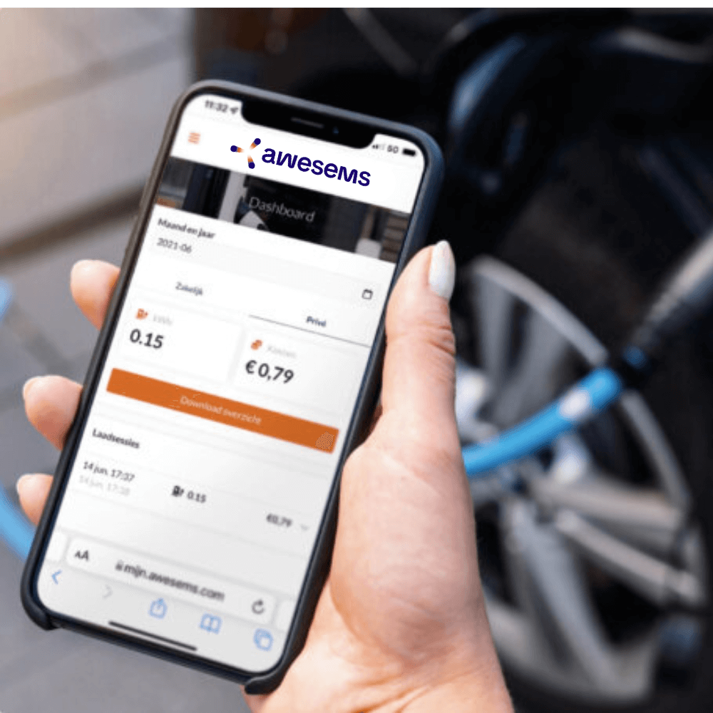 Awesems app op een mobiele telefoon, met daarachter een auto die aan het opladen is.