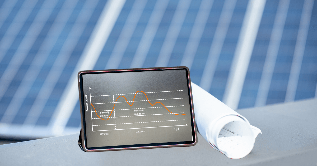 Zonnepanelen met een tablet, op de tablet wordt een grafiek weergegeven.