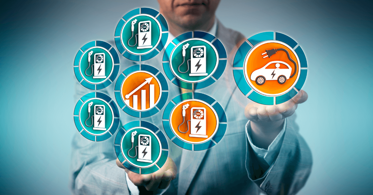 Persoon houdt handen op waarop een illustratie wordt afgebeeld. De illustratie bevat een auto met en verschillende laadpalen.